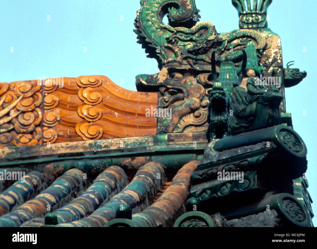 Il FENG SHUI - Tetto drago, il suo respiro equiparata con la creazione del tetto-fascio. Tali draghi sono popolari in architettura tradizionale Cinese. Tempio nel parco Bei Hai, Pechino, Cina Foto Stock