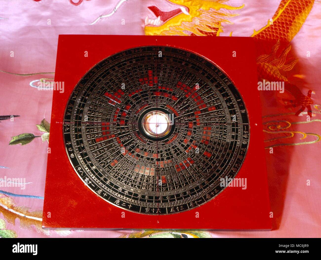 Il FENG SHUI - bussola. Il luo pan, o 'geomantic' bussola utilizzata dai maestri di feng shui. Si tratta di un disegno originato in Taiwan Foto Stock