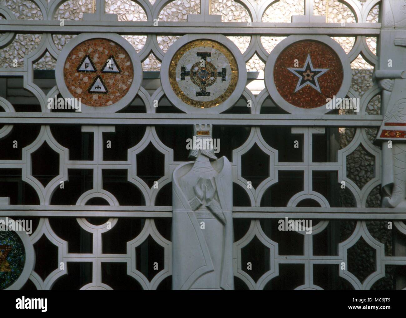 Simboli massonico sulla parete del Rito Scozzese tempio massonico a San Francisco Foto Stock
