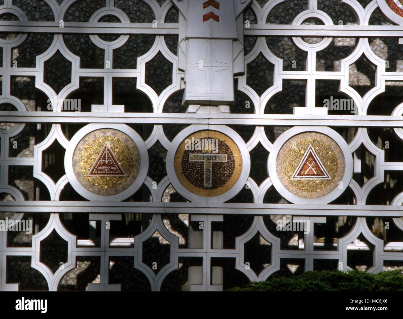 Simboli massonica sul reticolo protettivo di screening di lavoro intorno alla facciata del Masonic (riti scozzese) Tempio di San Francisco Foto Stock