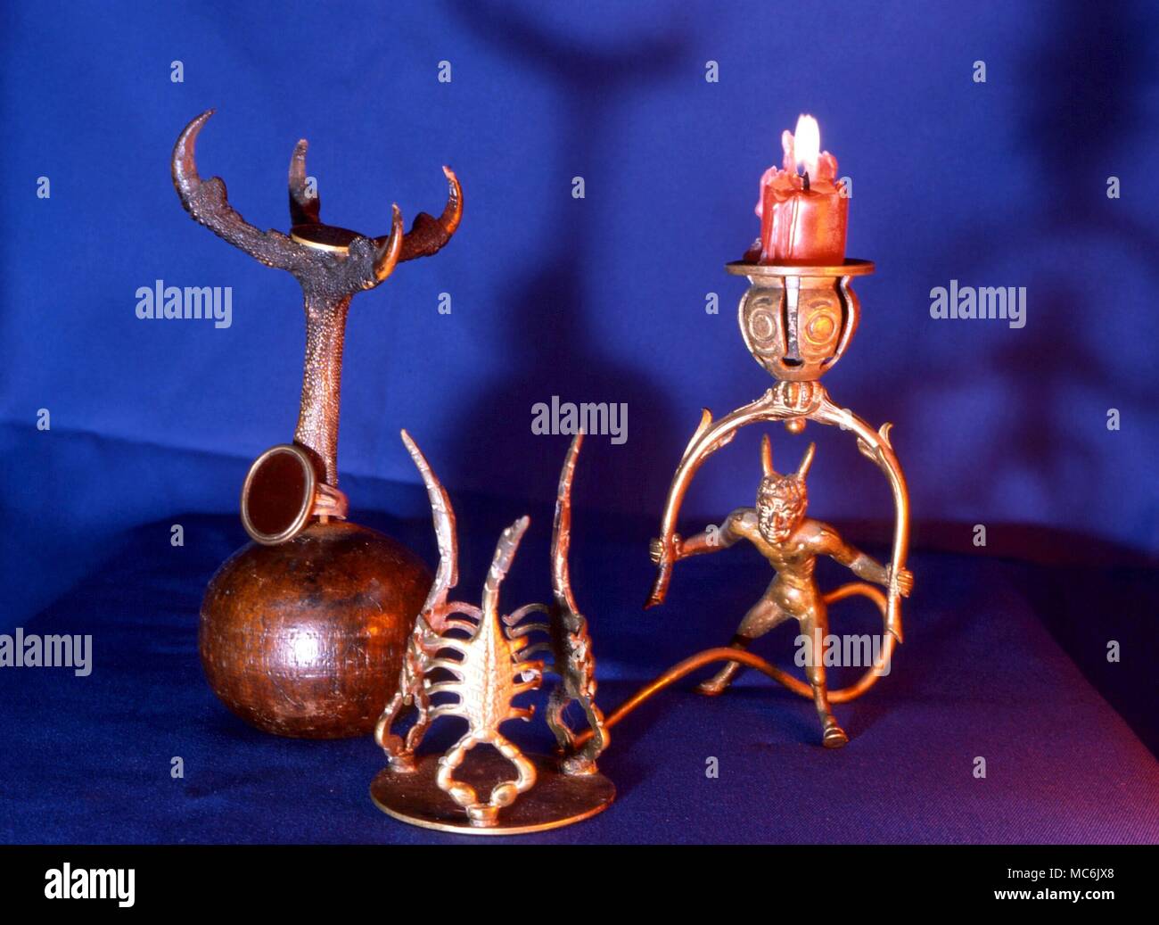 WITCHCRAFT - oggetti rituali usati in gruppi wiccan - compresi candela-stick, amulet titolare, treppiede per crystal, ecc. Foto Stock