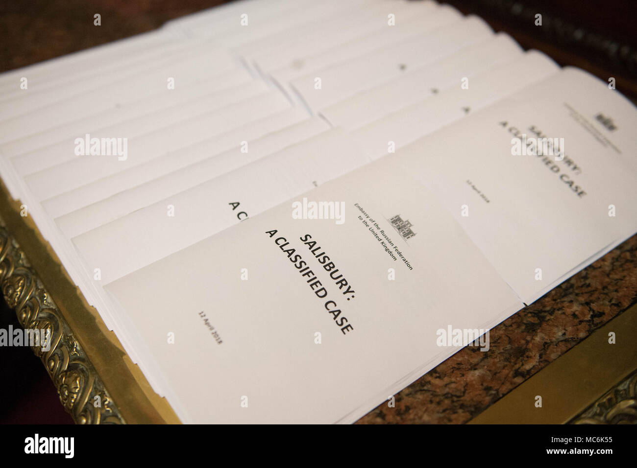 Copie della relazione dell'Ambasciata russa in Salisbury gas nervino attacco sul display dopo l Ambasciatore russo nel Regno Unito Alexander Vladimirovich Yakovenko ha tenuto una conferenza stampa presso l'Ambasciata russa a Londra. Foto Stock