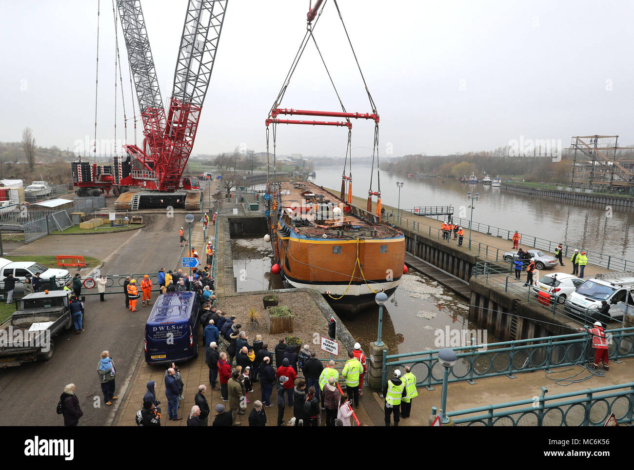 Una scala piena di repliche di HM corteccia si sforzano di essere abbassato di nuovo in acqua dopo essere stata sollevata oltre l'Tees Barrage en route da Stockton a un bacino di carenaggio in Middlesbrough per 6 settimana riattaccare. Foto Stock