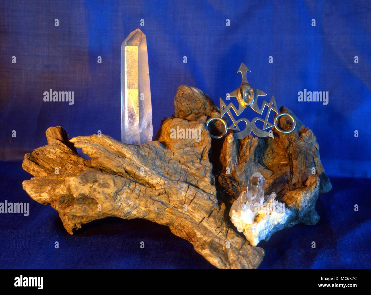 I cristalli. I cristalli di quarzo sulla corteccia. L'occulto-design gioielli è Viennese, progettato da Rheinhart Emmerling. Collezione Ray Sherwin Foto Stock