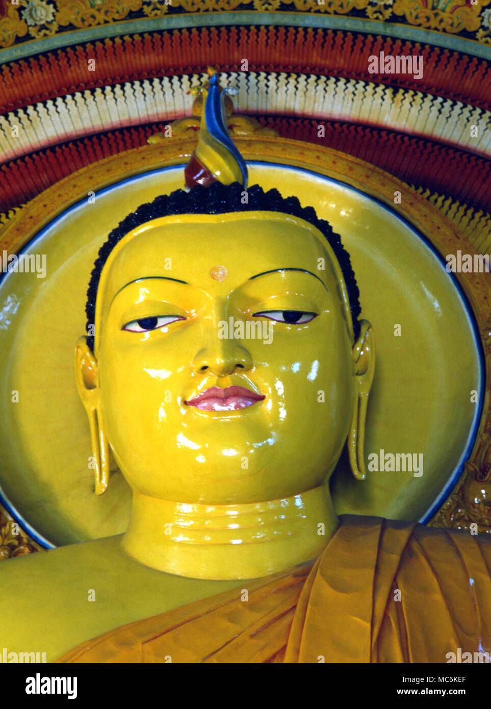 Il buddismo Buddha gigante dentro il più grande tempio buddista nella città di Colombo Foto Stock