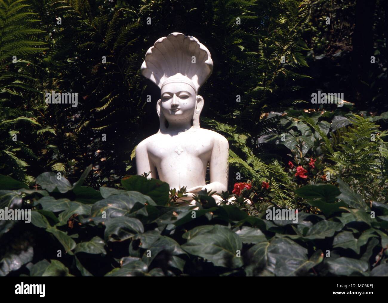 Il buddismo Buddha seduto nei giardini dell'auto-realizzazione fellowship tempio a Los Angeles California Foto Stock