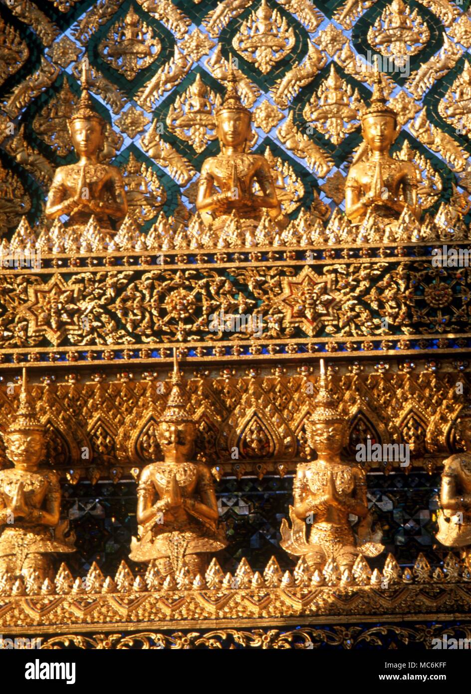 Il buddismo registri del Golden Buddha sulla facciata esterna di uno dei templi della Grand Palace complesso Bangkok in Thailandia Foto Stock