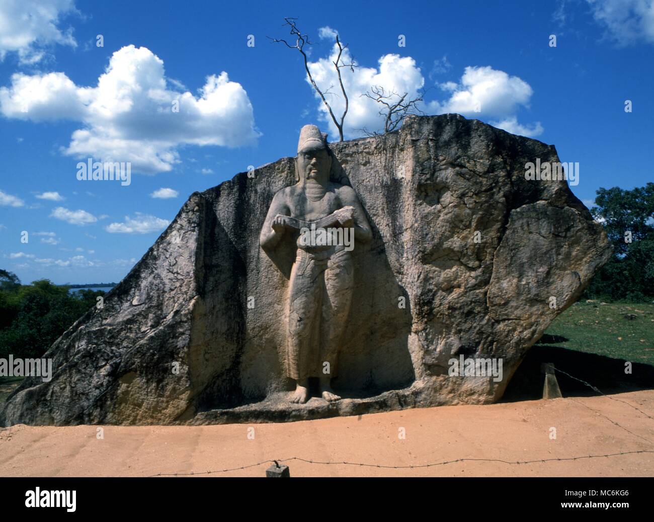 Il buddismo re Parakramabahu immagine scolpita in un enorme masso di granito per commemorare il suo edificio del Parakdrama Samudra Polonnaruwa (antica città) Sri Lanka Foto Stock