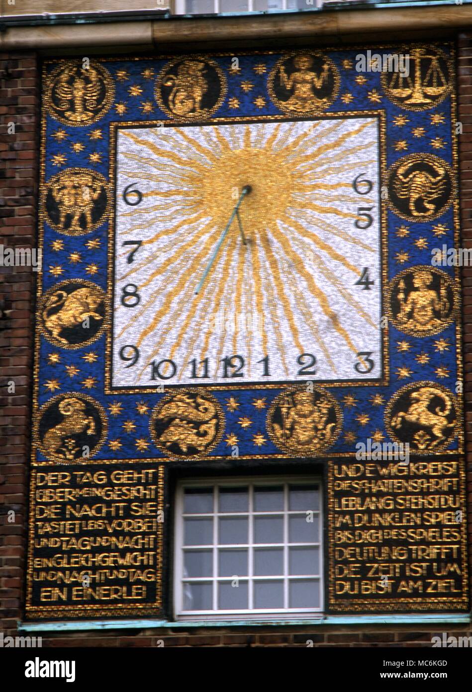 Astrologia segni zodiacali Piazza zodiac di Darmstadt su una torre in Mathildenhohe Foto Stock
