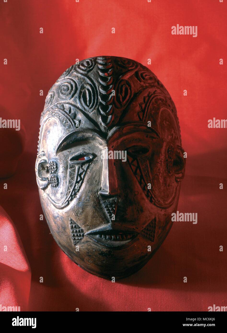 Igbo Maiden maschera. Igbo 'maiden mask', indossato da tribesmaen maschio che imitano le donne in alcuni rituali - specialmente i funerali e feste. Foto Stock