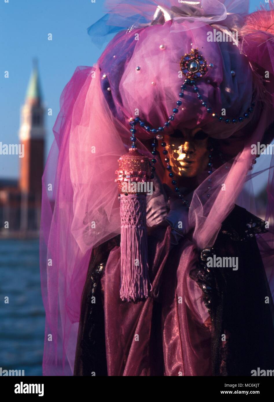 Il Carnevale di Venezia maschere MASCHERAI e diciottesimo secolo carnivale costume in Venezia Italia Foto Stock