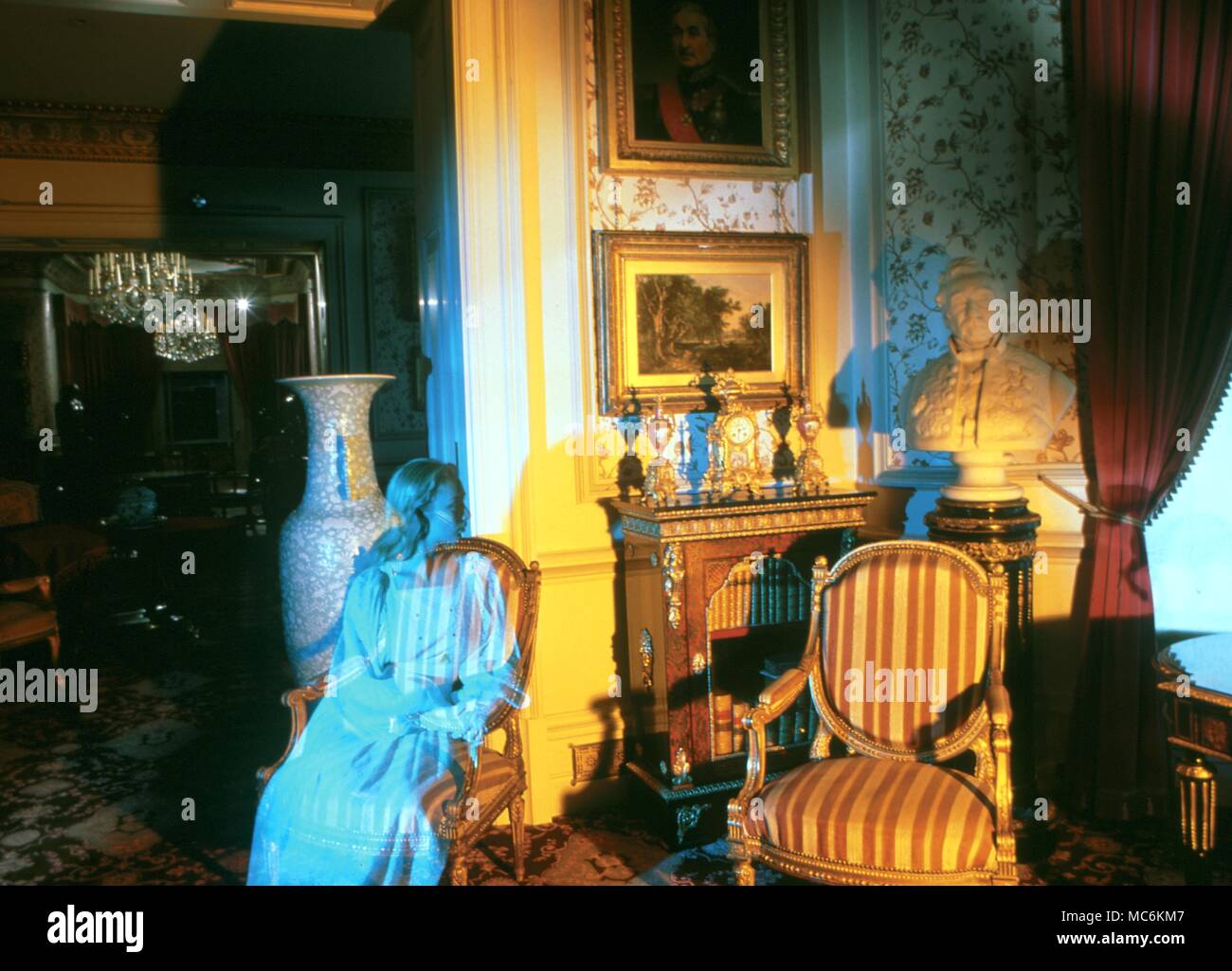 Hauntings. Ghost femmina in una stanza di una casa nobiliare. Doppia esposizione. Foto Stock