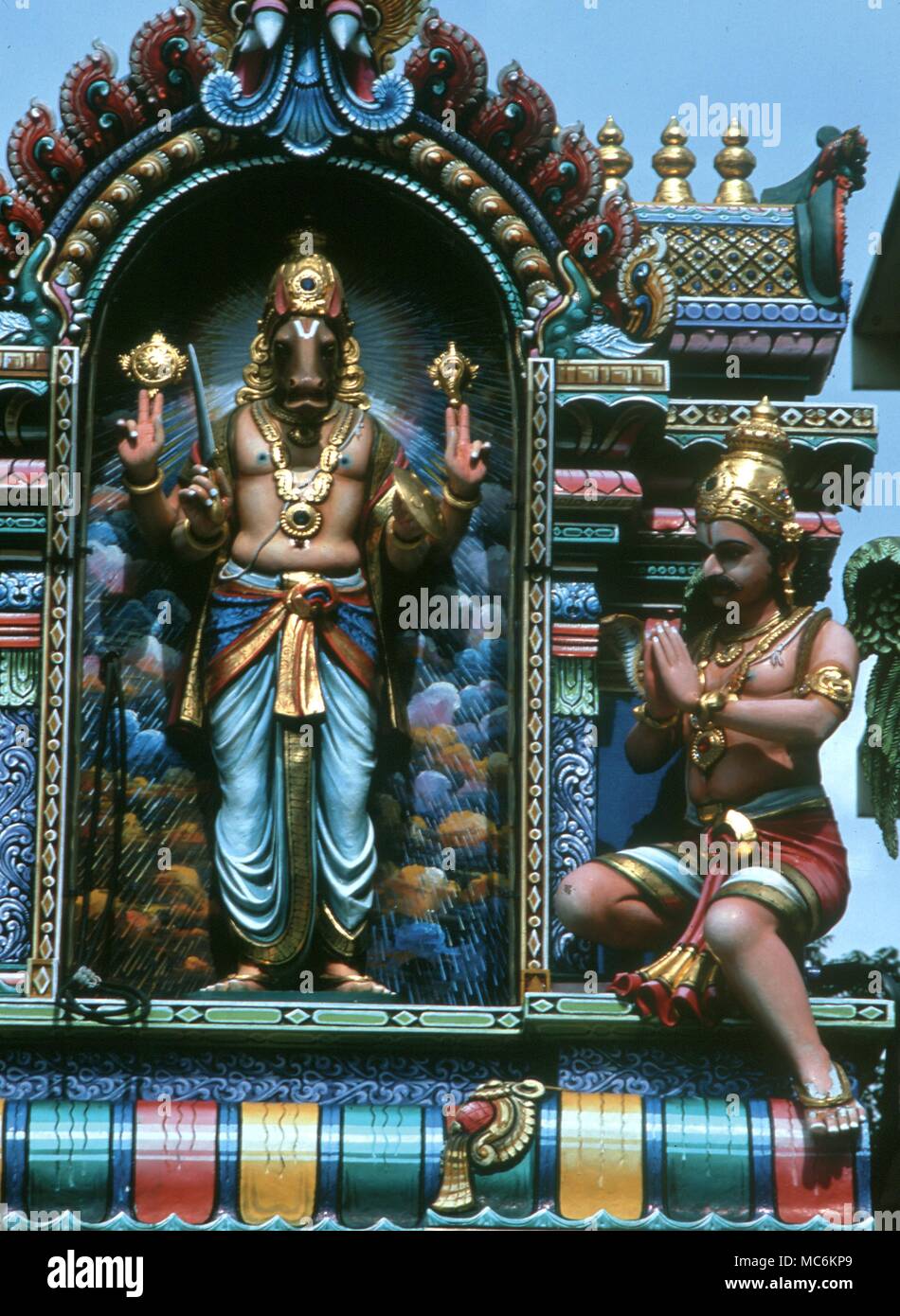 Mitologia indù. Narasimha, l'uomo-leone, uno degli avatar di Krishna. Tempio indù di Singapore Foto Stock