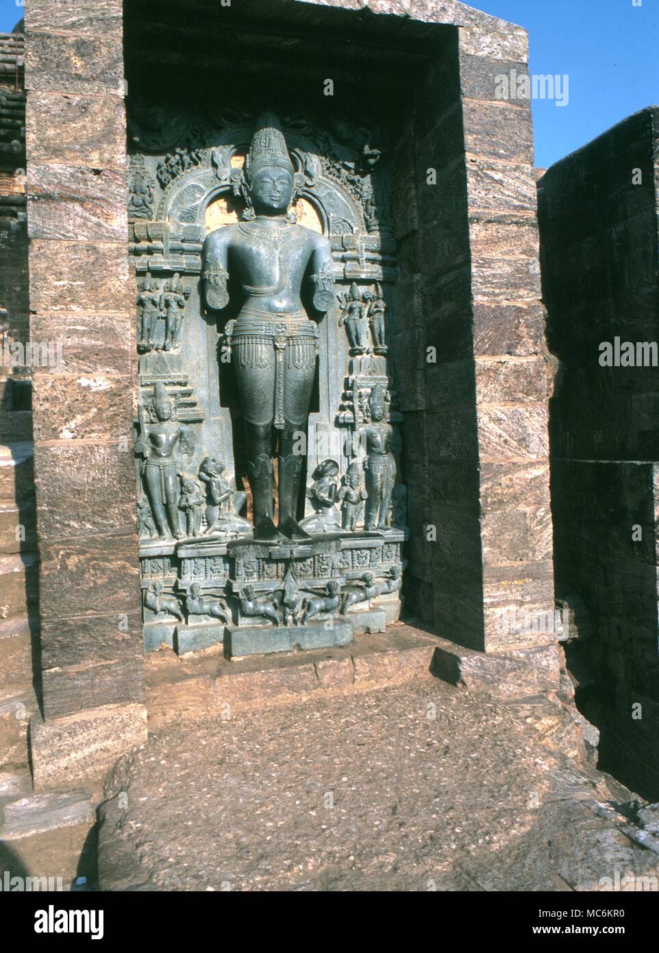 L induismo. Statua del dio-sole, Suraya sulla parte superiore del carro il tempio di Konarak, India Foto Stock
