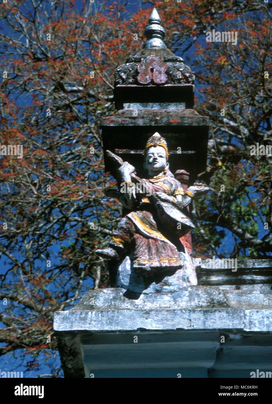 L induismo. Livello superiore di un tempio indù nei pressi di Anuradhapura, Sri Lanka. Foto Stock