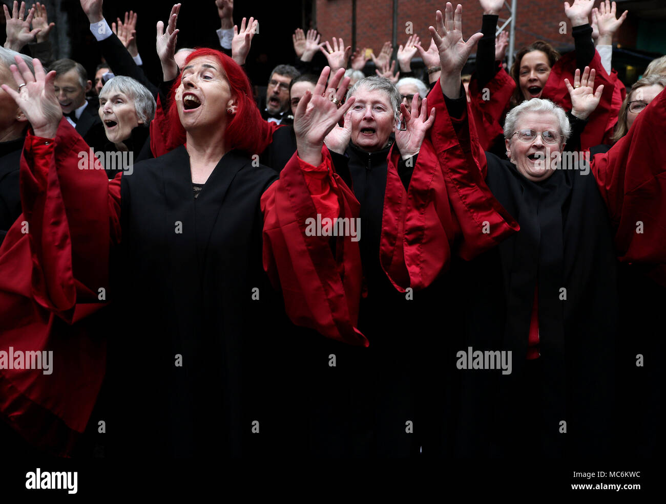 I membri della Nostra Signora della Società Corale e il Dublin Handelian Orchestra su Fishamble Street a Dublino durante una performance per commemorare il 276th anniversario della prima mondiale di Handel il Messia. Foto Stock