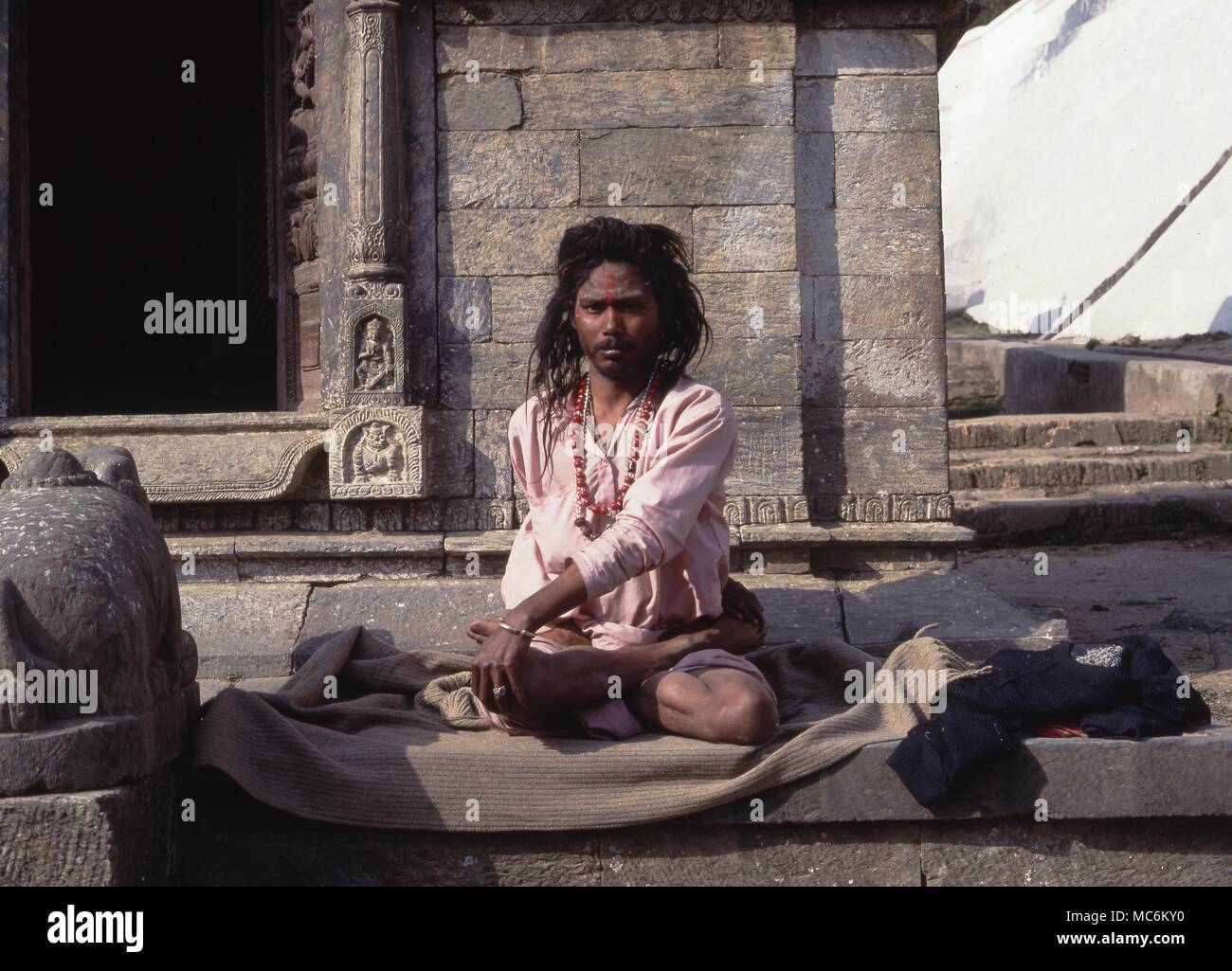 Uomini santi. Contorting Fakir del suo corpo nel difficile yogic pone. Katmandu Foto Stock