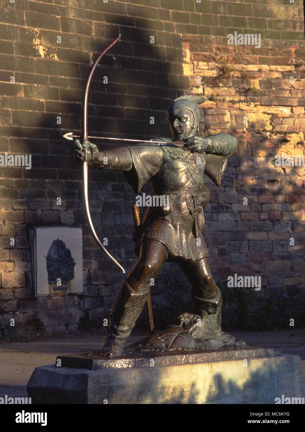 Robin Hood con arco e frecce. A grandezza statua in bronzo sotto le mura del castello di Notttingham Foto Stock