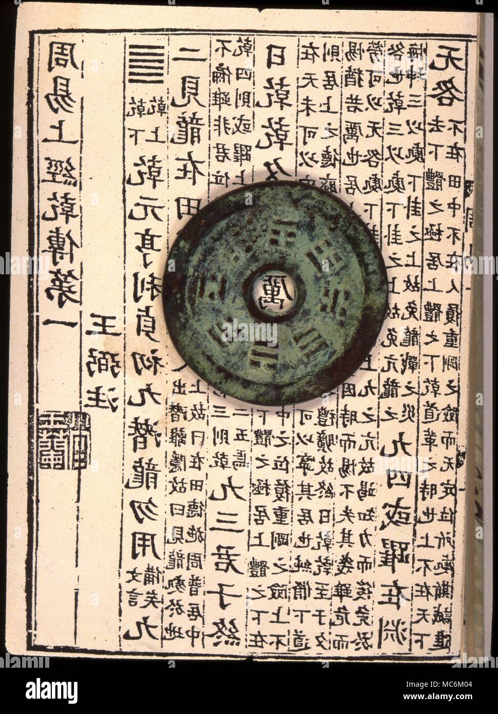 I Ching - disco di bronzo inciso con otto trigrammi e il loro carattere corrispondente, con il Tai Chi al centro. Foto Stock