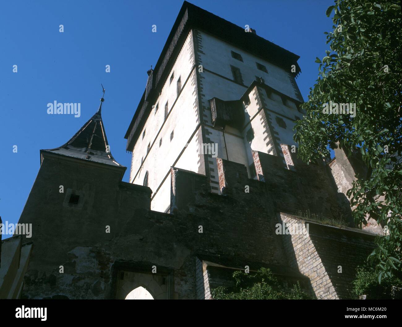 Il castello di Karlstein, costruito da Carlo IV di Boemia come un centro esoterico Foto Stock