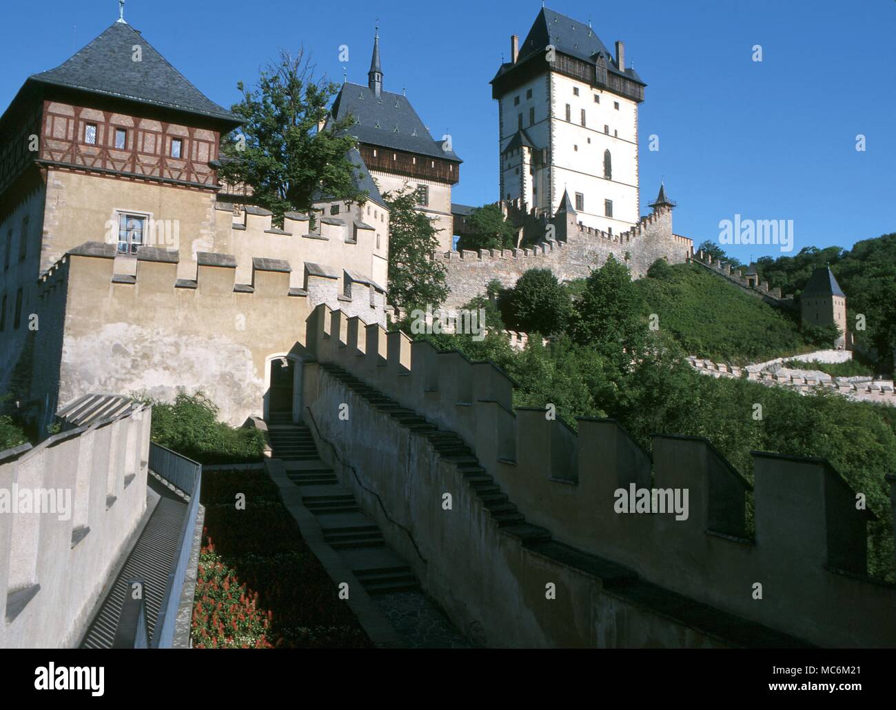 Il castello di Karlstein, costruito da Carlo IV di Boemia come un centro esoterico Foto Stock