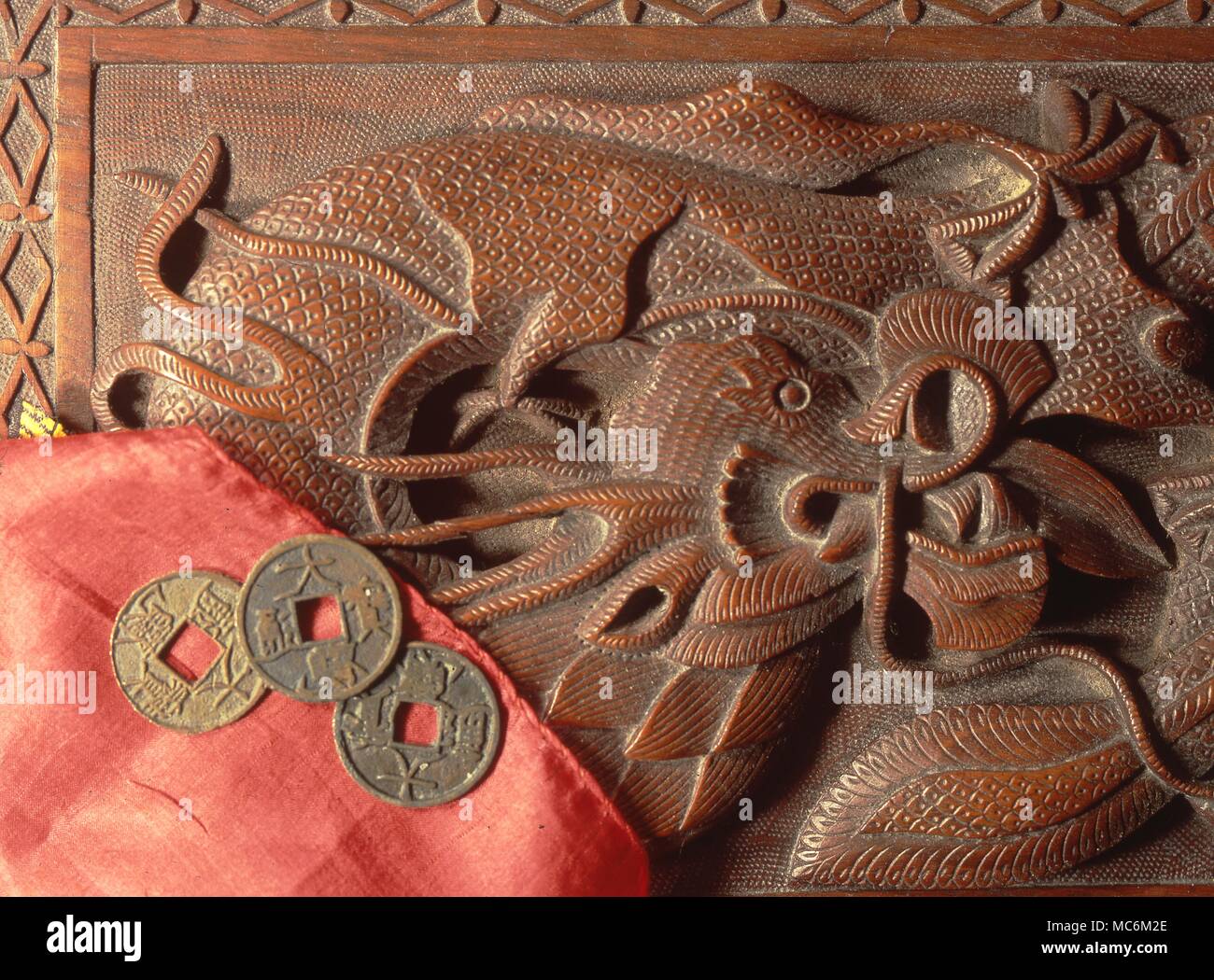 I Ching - Divinazione. Monete e sculture in legno Foto Stock