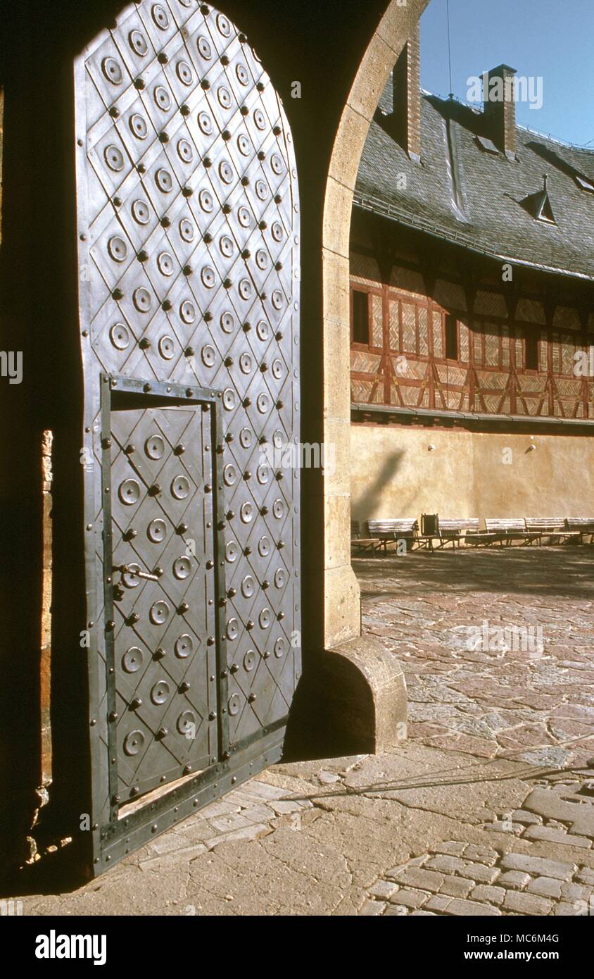 Ingresso al castello di Karlstein. Il portale è protetto con borchie in sigils solare - Amuletic e protettivo.è suggestivo sia di Michael e la regalità divina. Foto Stock