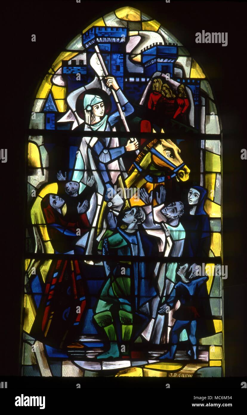 Giovanna d'arco come un soldato. Le vetrate colorate raffiguranti scene della vita di Giovanna d'arco nella chiesa a Domremy, Francia. Foto Stock