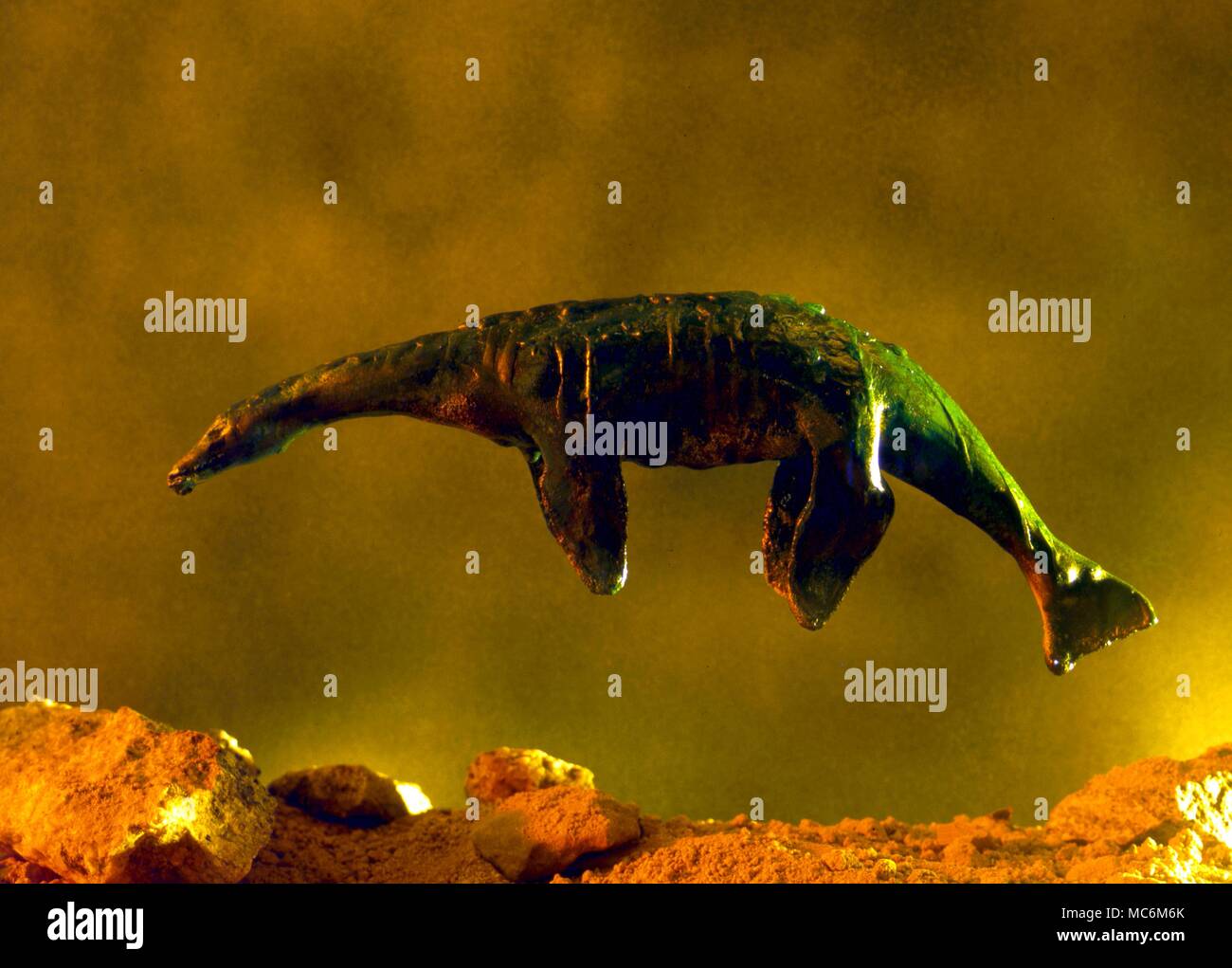 Mostri. Il mostro marino o mostro lacustre. Questo è un modello in scala di un preistorico mostro acquatico, il Plesiosaurus che ha beeen rivendicato come l'originale "Mostro di Loch Ness". Foto Stock