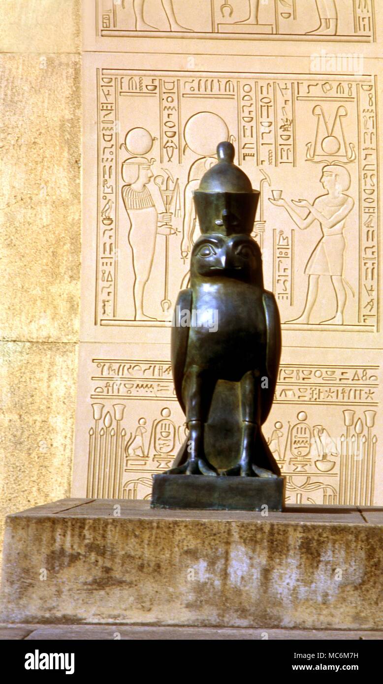 Mitologia egiziana - Horus. Horus come un falco. Statua di bronzo contro l'ingresso principale agli uffici del Parco dei Rosacroce (A.M.O.R.C.) a San Jose, California. Foto Stock