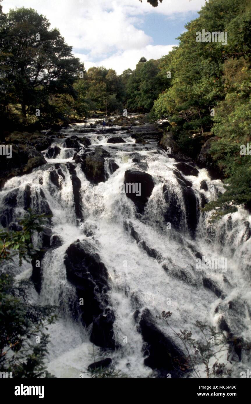Haunted luoghi - Swallow Falls. Le cascate di Betws-y-Coed (Gwynedd) chiamato 'Rhaiadr-y-Wennol' o 'Ssguazzi cade' è detto di essere ossessionato dall'anima di un male land-proprietario. Foto Stock