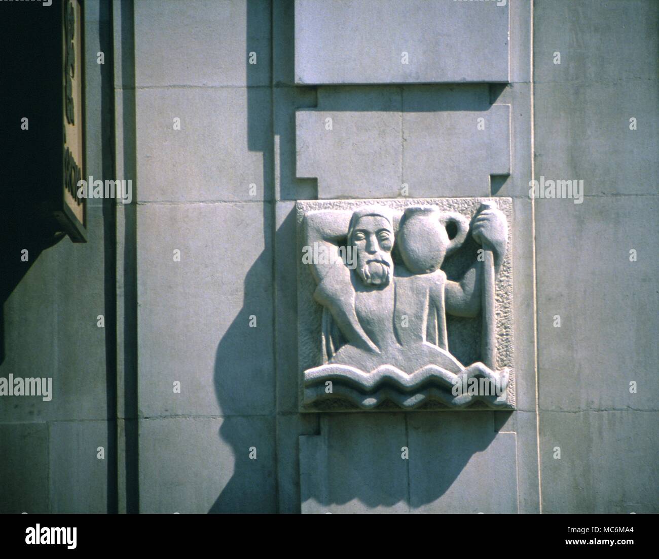 Astrologia segni zodiacali Aquarius Aquarius Il waterbearer su Sun Alliance edificio Cheapside London Design moderno Foto Stock