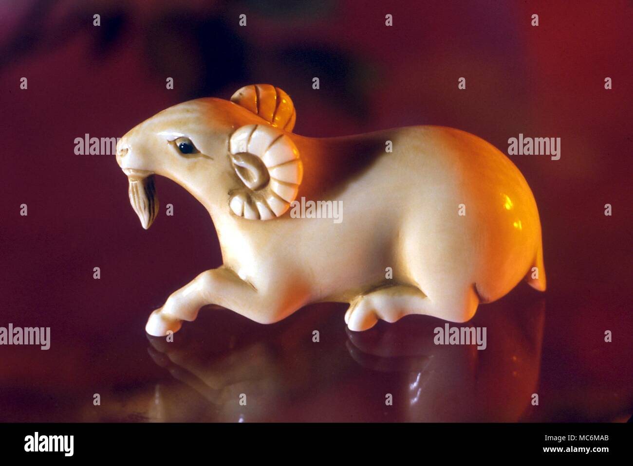 Astrologia cinese - pecore (Scorpione). Immagine della pecora, da una serie di 12 animali zodiacale realizzato dall'avorio. Xx secolo design tradizionale dalla Cina (Pechino) Foto Stock