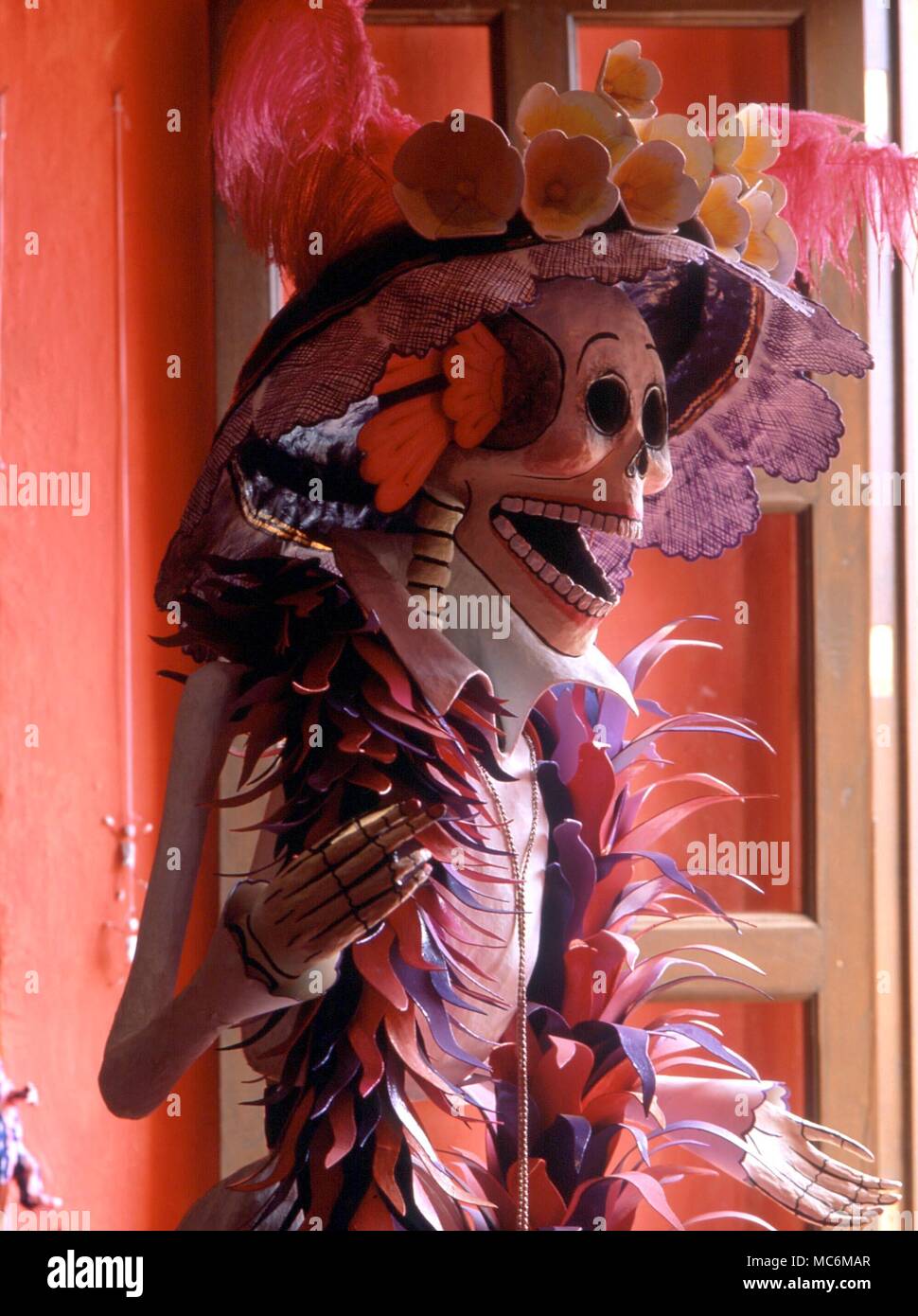 La morte - morte - FESTIVAL DEI MORTI. Il messicano Fiesta de Muertos, a partire dal 1° novembre, comporta una lunga preparazione del grezzo (e anche artistico) immagini di morte in forma di scheletri. Esempi da Oaxaca Foto Stock