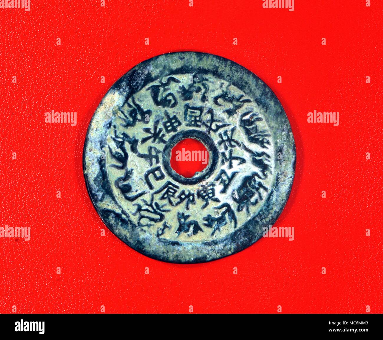 Le immagini in caratteri cinesi del 12 steli, o animali, utilizzati in astrologia Cinese. Sul retro di una moneta medaglia utilizzati per la divinazione Foto Stock