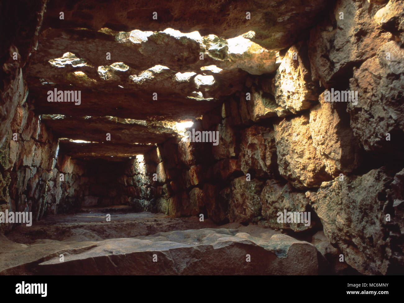Minorca archeologia. La camera superiore all'interno del Naveta des Tudons, ha detto di essere la più antica costruzione in Europa. (Probabilmente circa 5 mila anni). Questo è stato usato come un area di sepoltura e oltre 50 corpi sono stati trovati durante gli scavi. Foto Stock