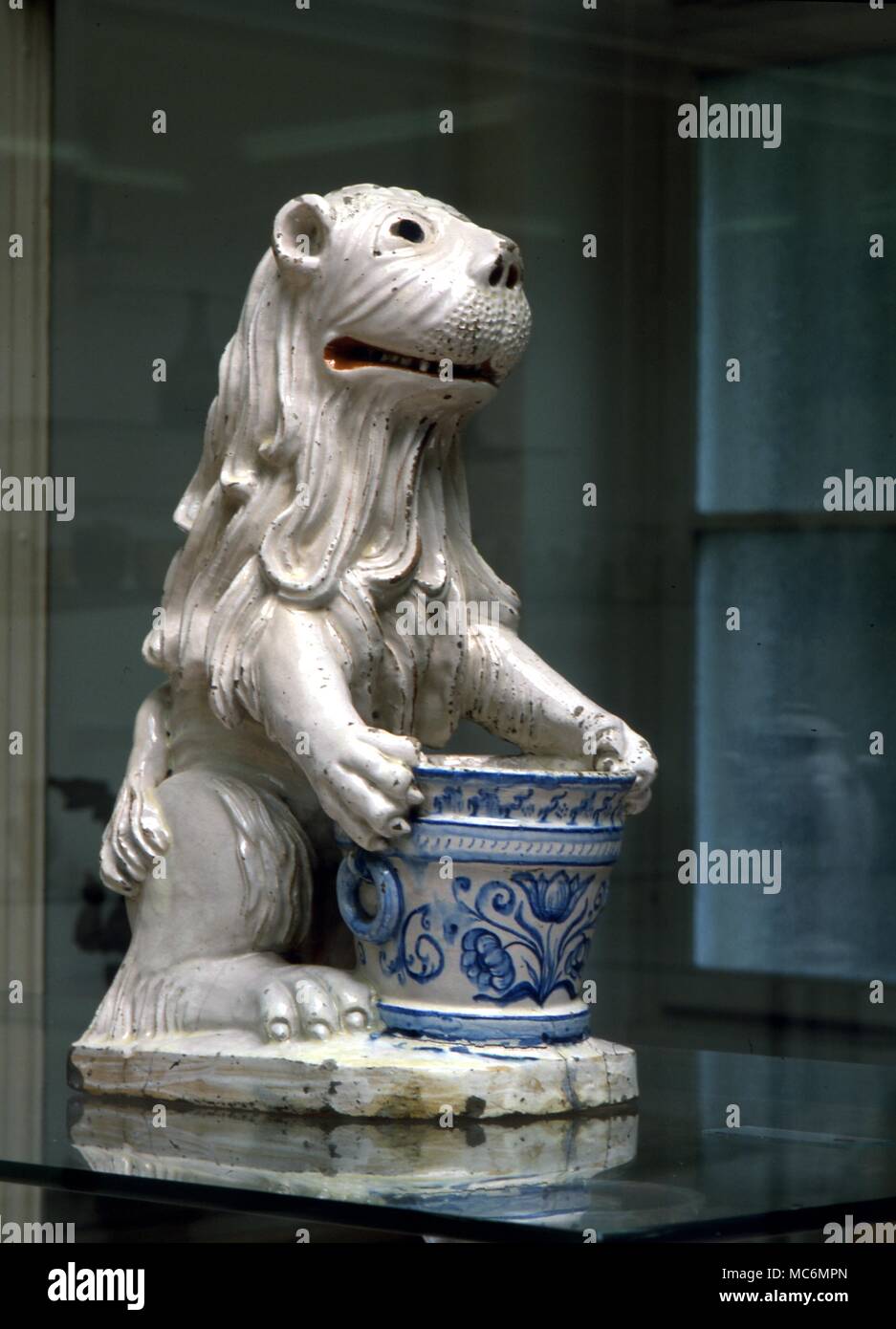 Medical. Terracotta pot leonine in mostra al Museo di Storia di farmaceutici, Basilea. Foto Stock