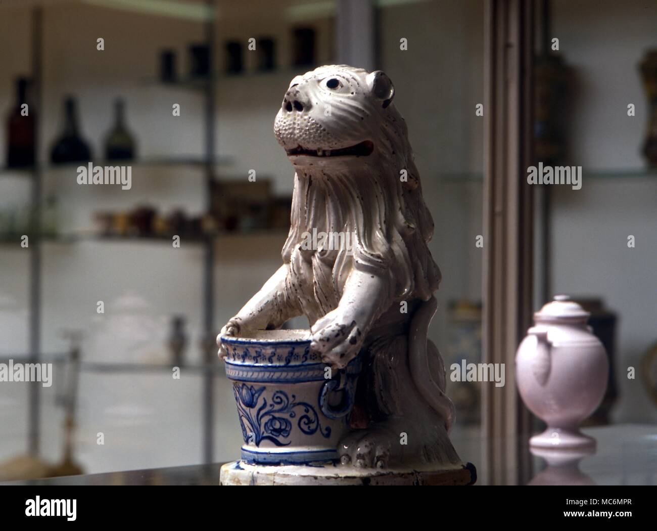 Medical. Terracotta pot leonine in mostra al Museo di Storia di farmaceutici, Basilea. Foto Stock