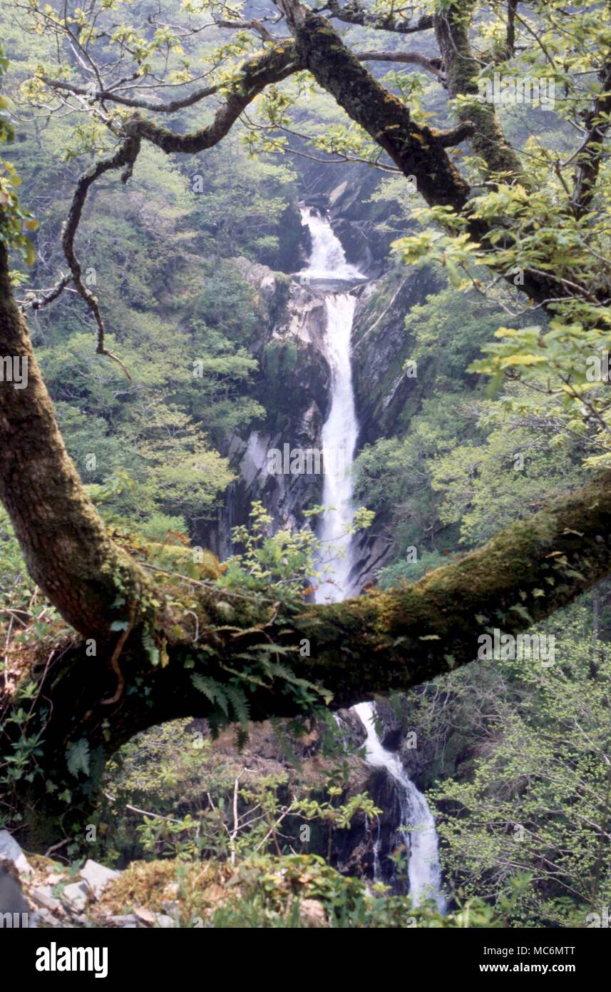 Elementi - Acqua in cascata al ponte del Diavolo, Dyfed Galles. Foto Stock