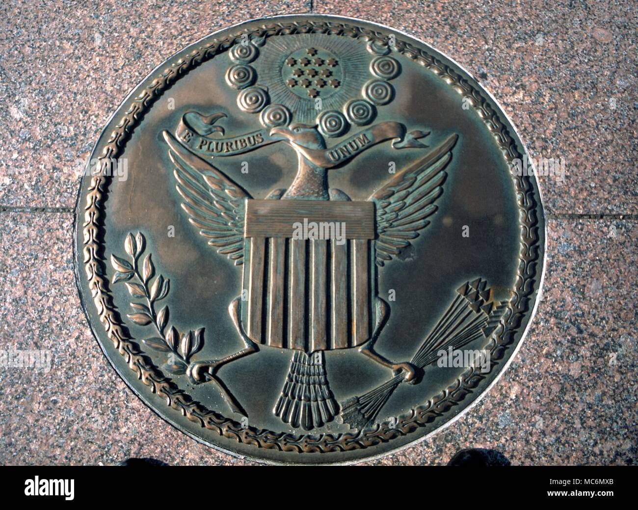Storia americana - Guarnizione complementare il sigillo degli Stati Uniti d'America (progettazione di circa 1802). Questo bronzo è impostato per la pavimentazione della libertà Plaza, in Pennsylvania Avenue, Wahington DC. Foto Stock