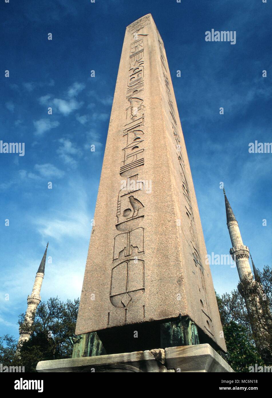 L antico obelisco egiziano sollevata sul plinto di Costantino nell'Ippodromo a Istanbul. Foto Stock