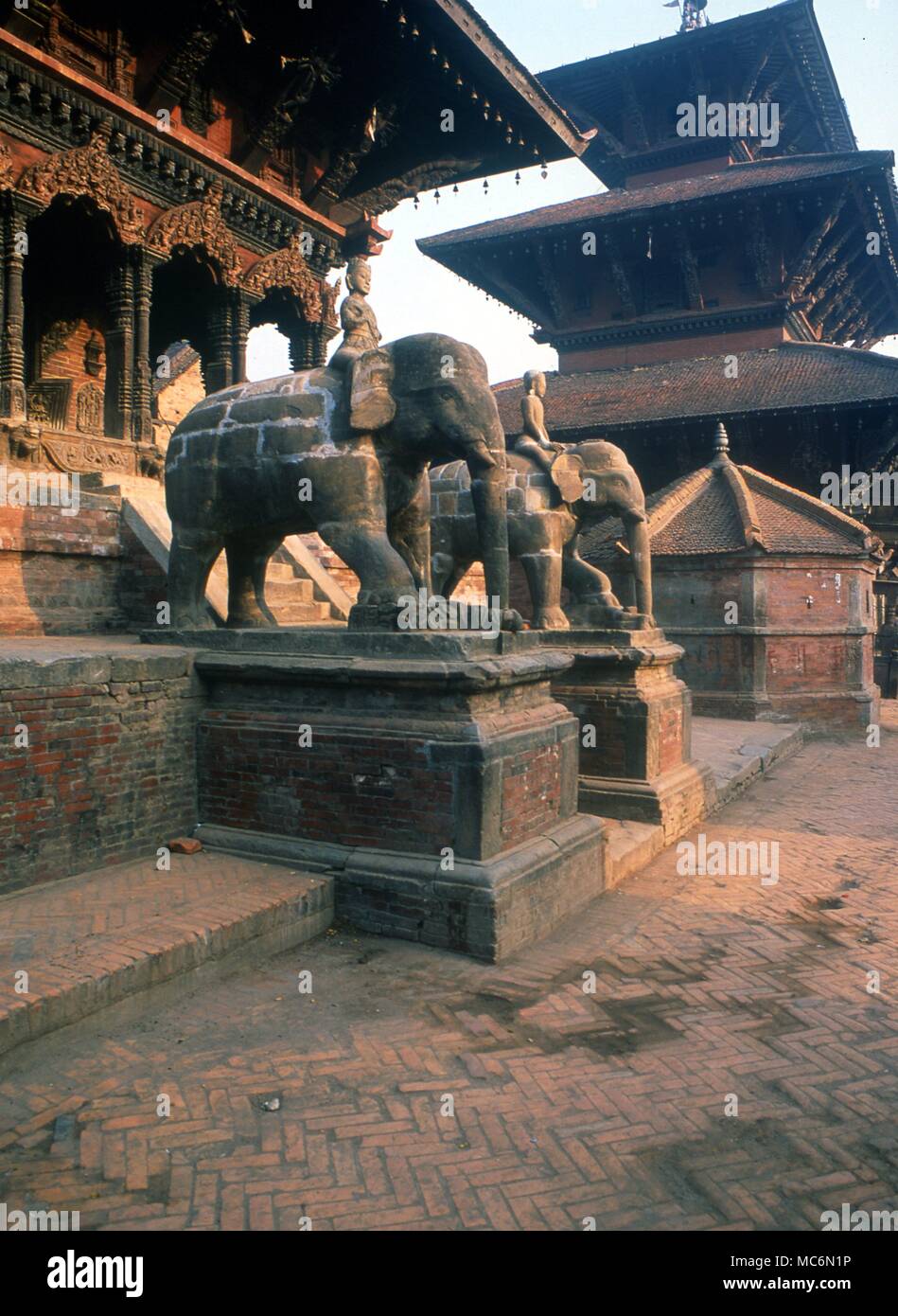 Nepal - Patan gli elefanti di guardia all'ingresso della Bishwa Nath Mandir, tempio, Patan, Nepal. Foto Stock