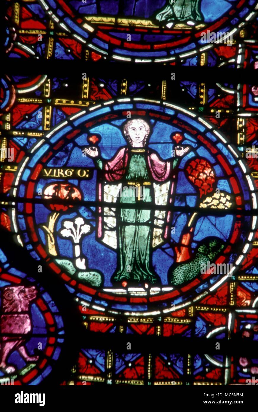 Segni zodiacali Virgo dalla vetrata nella cattedrale di Chartres Francia Foto Stock