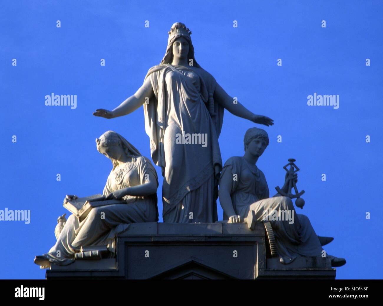 Stati Uniti Washington DC Columbia proteggendo la scienza e industria scultura di Casper Burberl 1881 con le arti e le industrie edificio del Smithsonian Institute Foto Stock