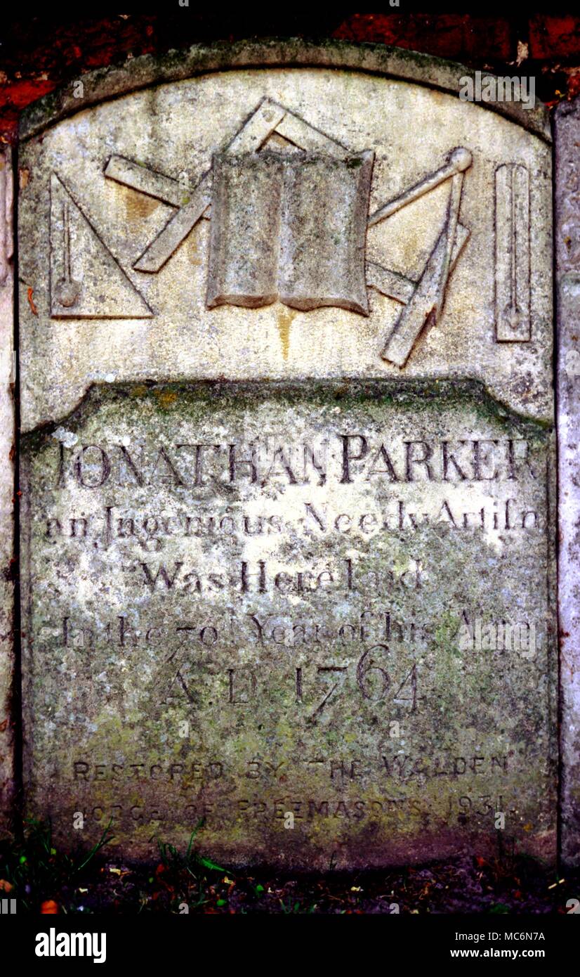 Tomba massonica simboli Masonmic grave simboli nel sagrato della chiesa parrocchiale di Saffron Walden Foto Stock