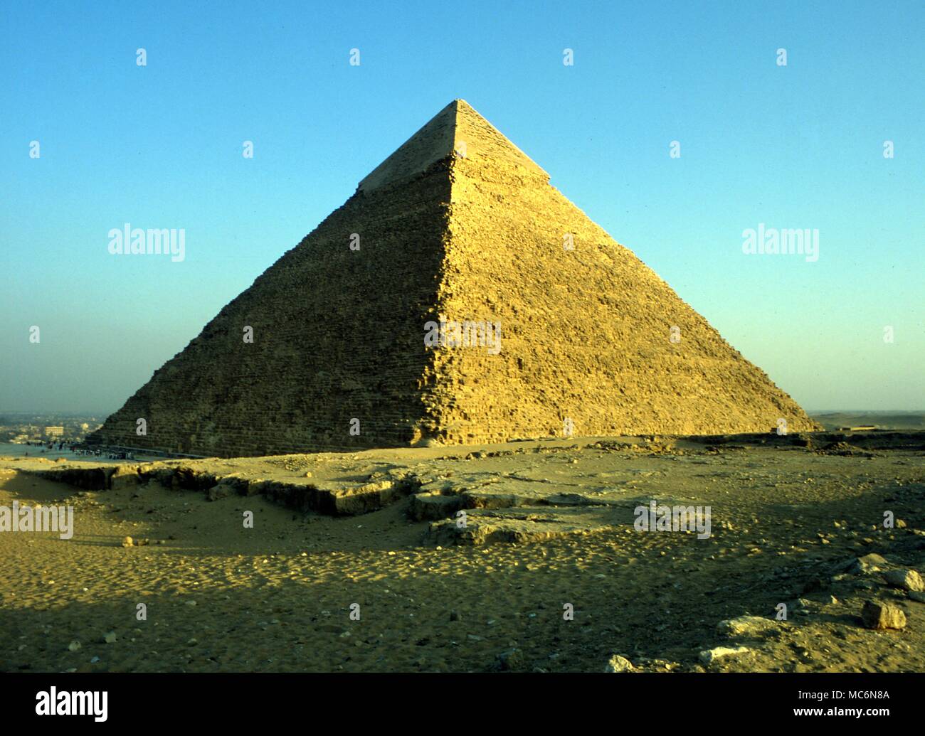 Egitto piramide di Chephren a Gizah 136,5 metri di altezza originale rivolta verso il vertice di marmo Foto Stock