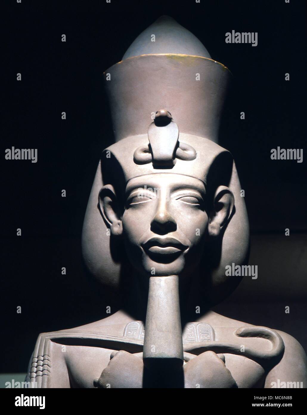 Egitto mitologia egizia Akenaten statua in granito del Faraone Amenofi IV in seguito noto come Akhenaton il marito della belle Nefertiti in facsimile il Museo Egizio San Jopse Foto Stock
