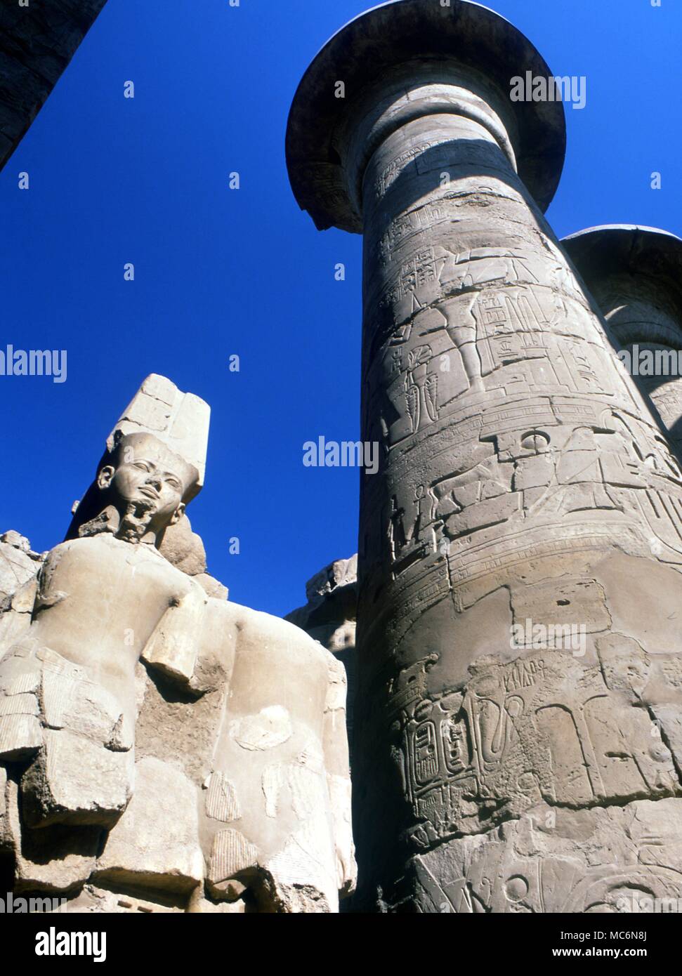 Egitto Karnak testa massiccia del giovane faraone Tutankhamon nel Tempio di Karnak Amon Foto Stock