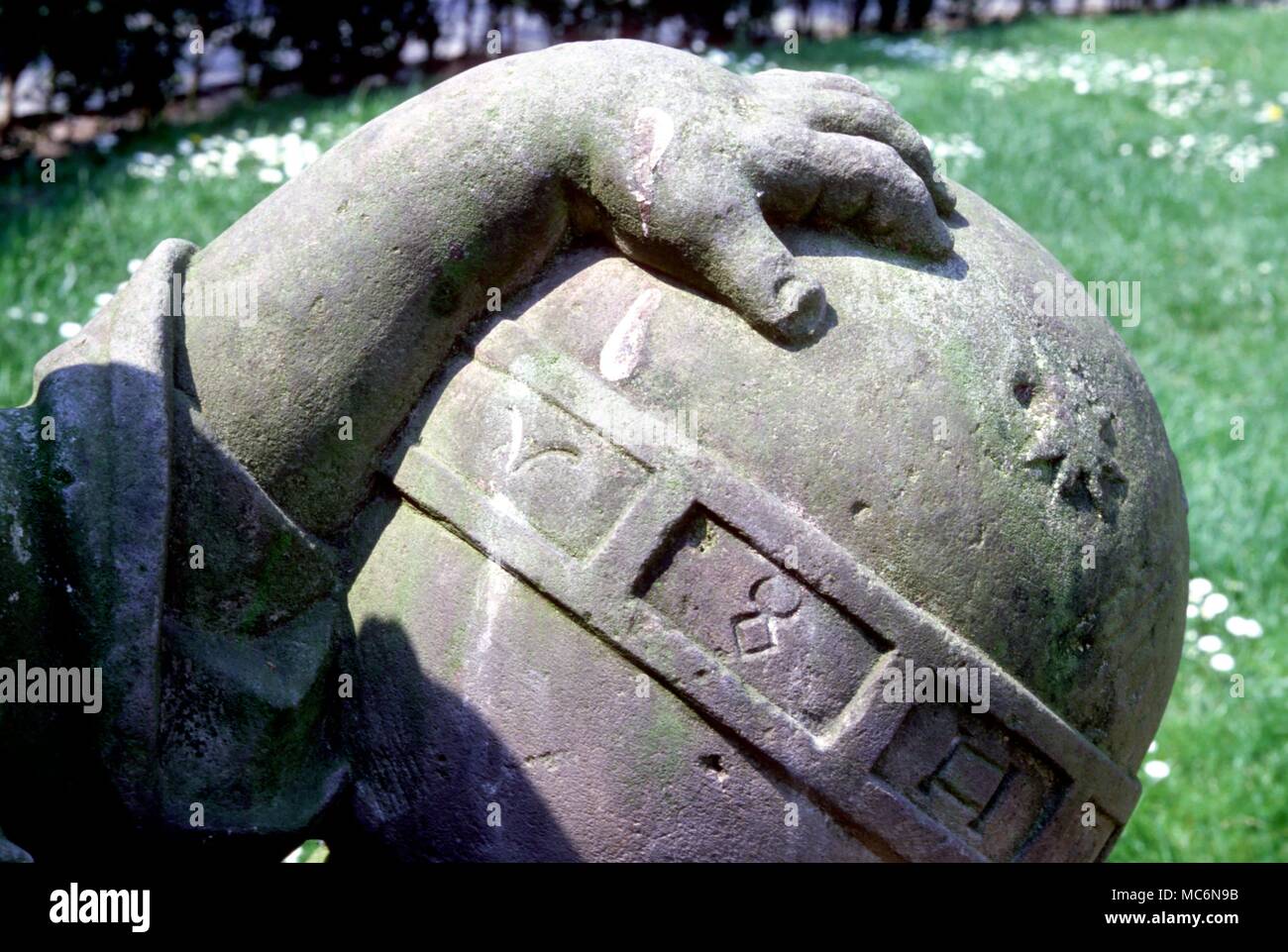 Astrologia zodiacale Sigils sigils su una sfera celeste nelle mani di un putto nel museo a Bruges Foto Stock