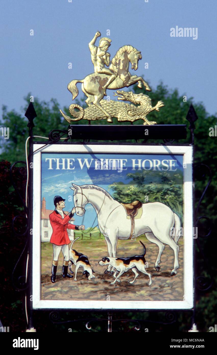 Draghi Giorgio e il Drago al di sopra di White Horse pub segno sulla strada principale vicino a Wisbech Foto Stock